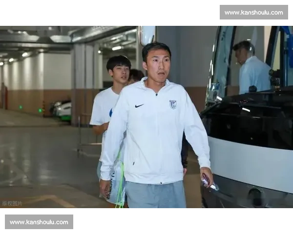 离队在即他将告别赛场背影渐远引发无限感慨球迷心中难舍情怀再起